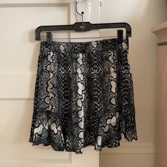 NWT Kivarti Tangara Snakeskin Miniskirt ✨ - Picture 3 of 3